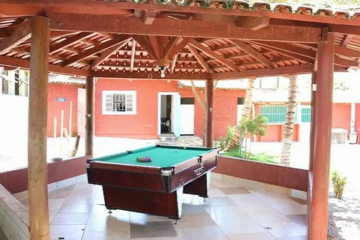 Área coberta de convivência com mesa de sinuca